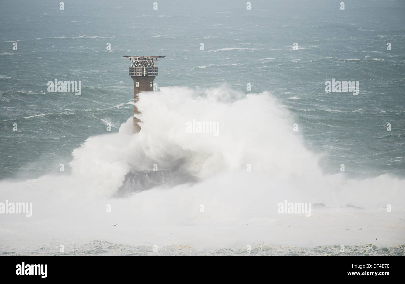 Longships Lighthouse colpito da enormi onde (150FT+) durante le tempeste più recente del 8 Feb 2014 Foto Stock