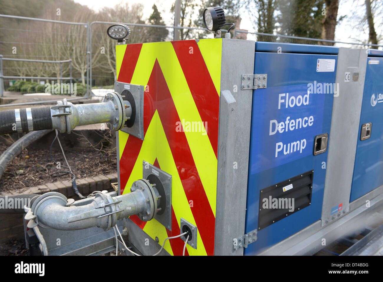 Proprietà sul Wharfage protetto dalle inondazioni fiume Severn da barriere alluvione Agenzia ambientale come le acque continuano a salire. Credito: David Bagnall Foto Stock