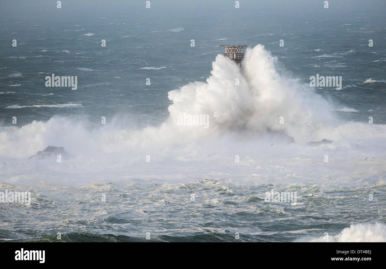 Longships Lighthouse colpito da enormi onde (150FT+) durante le tempeste più recente del 8 Feb 2014 Foto Stock