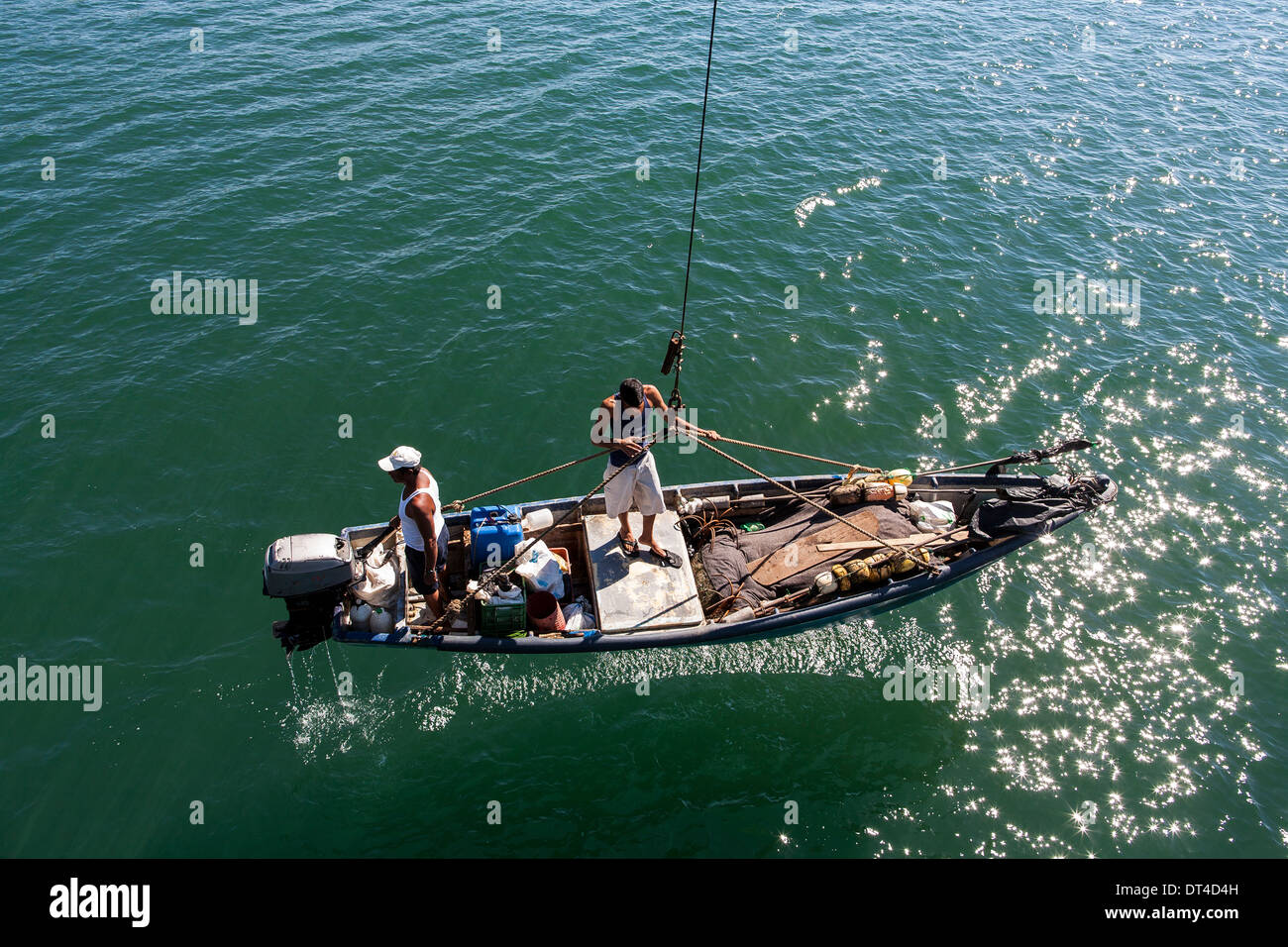 Barche da pesca lanciato e recuperato mediante gru dal molo di pesca in La Libertad, una città portuale sulla costa di El Salvador Foto Stock