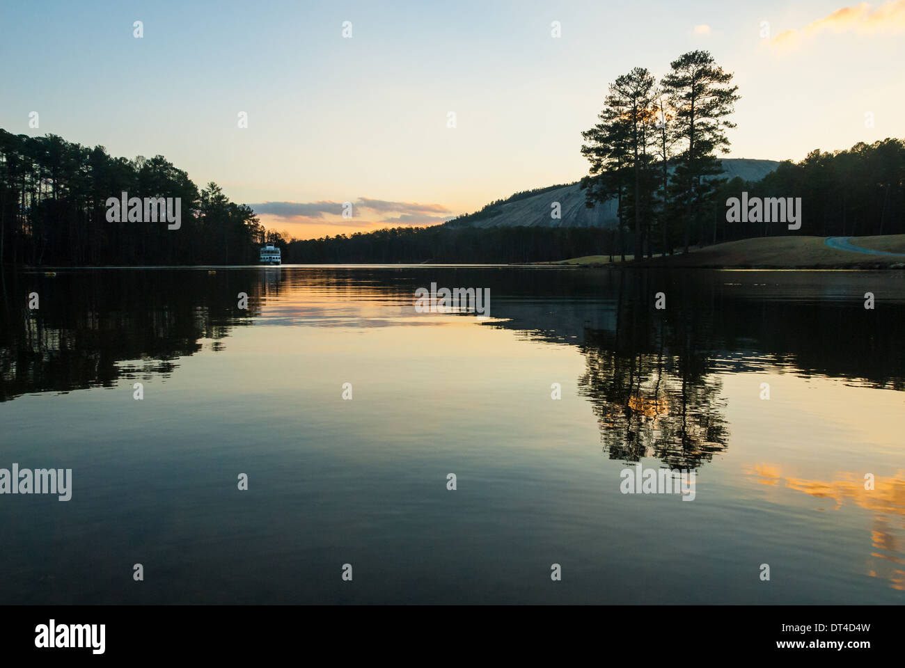 Stone Mountain si riflette nelle acque del lago al tramonto nello Stone Mountain Park vicino ad Atlanta, Georgia. (USA) Foto Stock