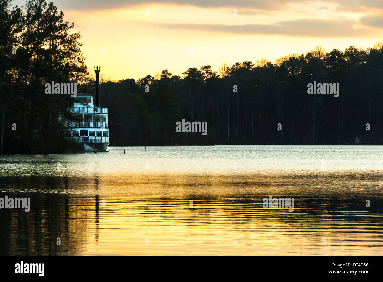 Un tramonto dorato si riflette nelle calme acque del lago allo Stone Mountain Park vicino ad Atlanta, Georgia. (USA) Foto Stock