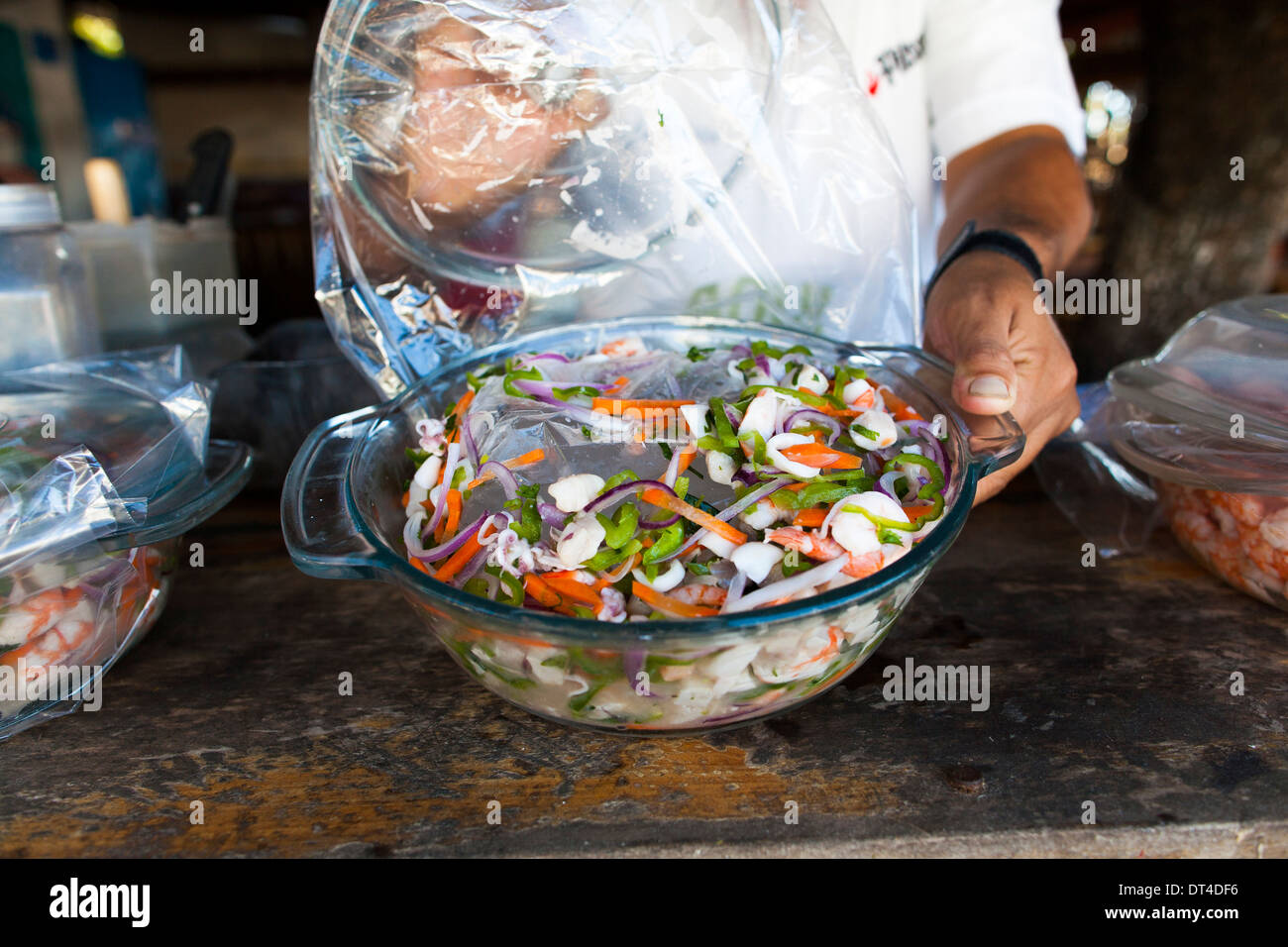 Ceviche fresco in ciotole in vetro con peperoni vicino al Molo Pesca in La Libertad, una città portuale sulla costa di El Salvador Foto Stock