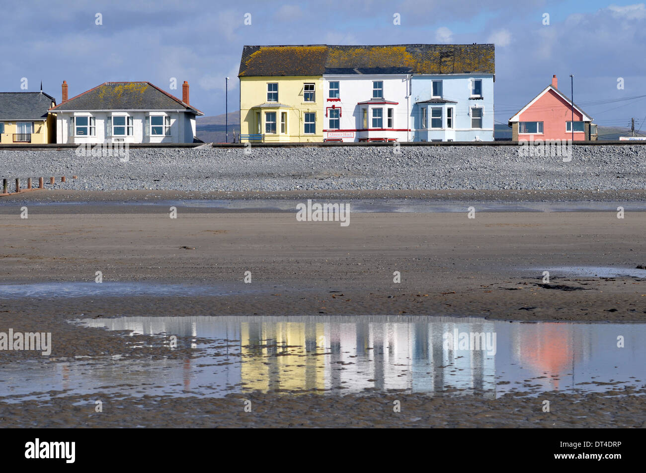 Proprietà di mare dietro il mare-parete in corrispondenza Borth vicino a Aberystwyth, Ceredigion, Wales, Regno Unito mostra la spiaggia con la bassa marea. Foto Stock