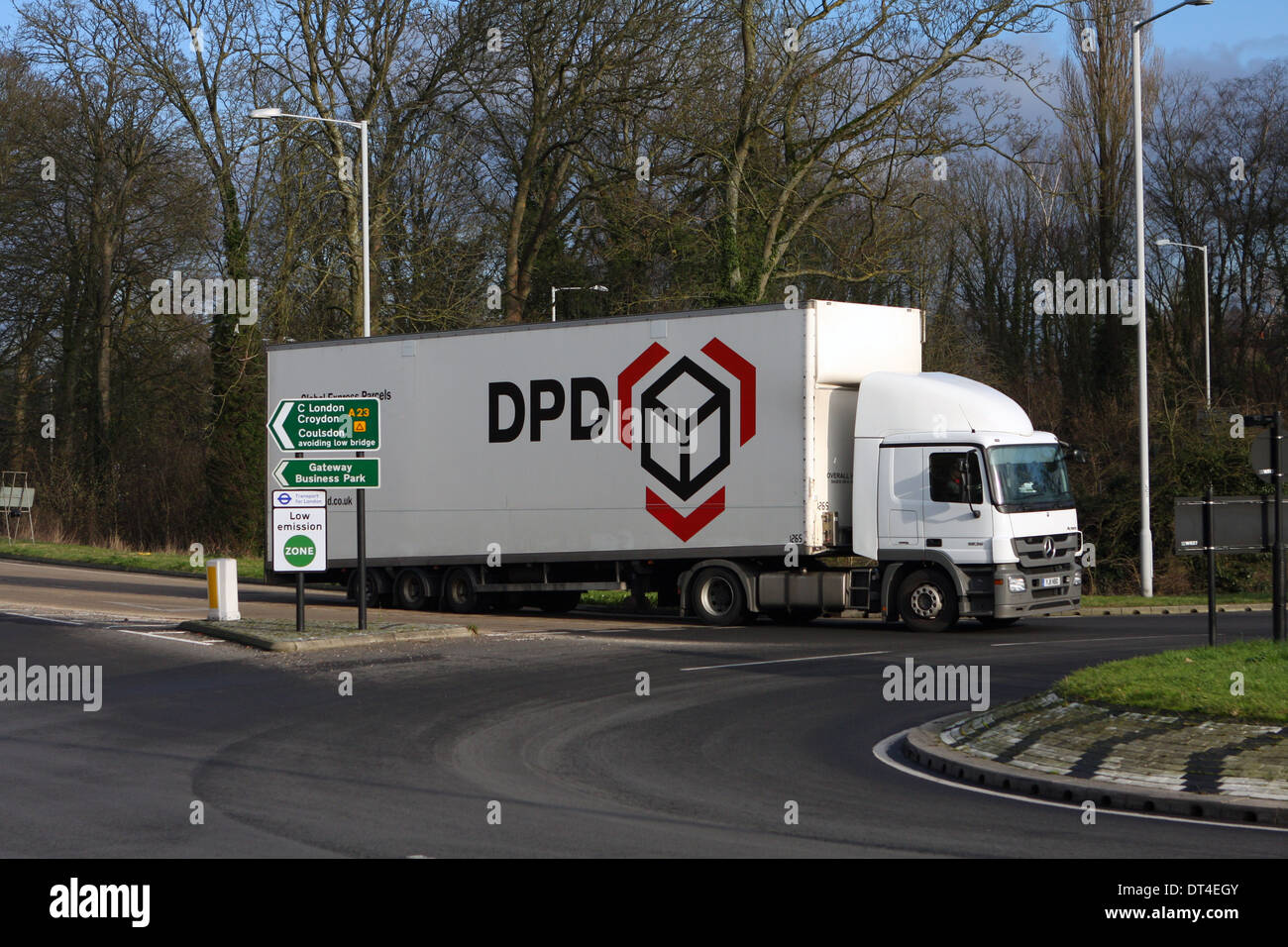 Un carrello entrando in una rotonda a Coulsdon, Surrey, Inghilterra Foto Stock