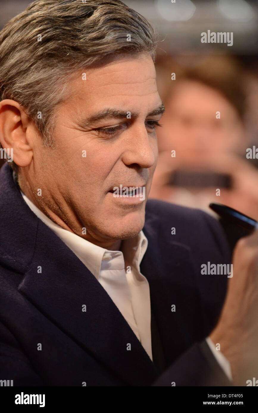Berlino, Germania, 8 feb 2014. George Clooney assiste il 'i monumenti uomini' Premiere al sessantaquattresimo Berlinale annuale Festival Internazionale del Film alla Berlinale Palast 8 febbraio del 2014 a Berlino, Germania. Credito: Janne Tervonen/Alamy Live News Foto Stock