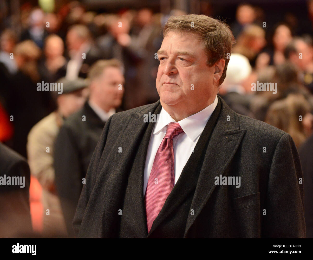 Berlino, Germania, 8 feb 2014. John Goodman assiste il 'i monumenti uomini' Premiere al sessantaquattresimo Berlinale annuale Festival Internazionale del Film alla Berlinale Palast 8 febbraio del 2014 a Berlino, Germania. Credito: Janne Tervonen/Alamy Live News Foto Stock