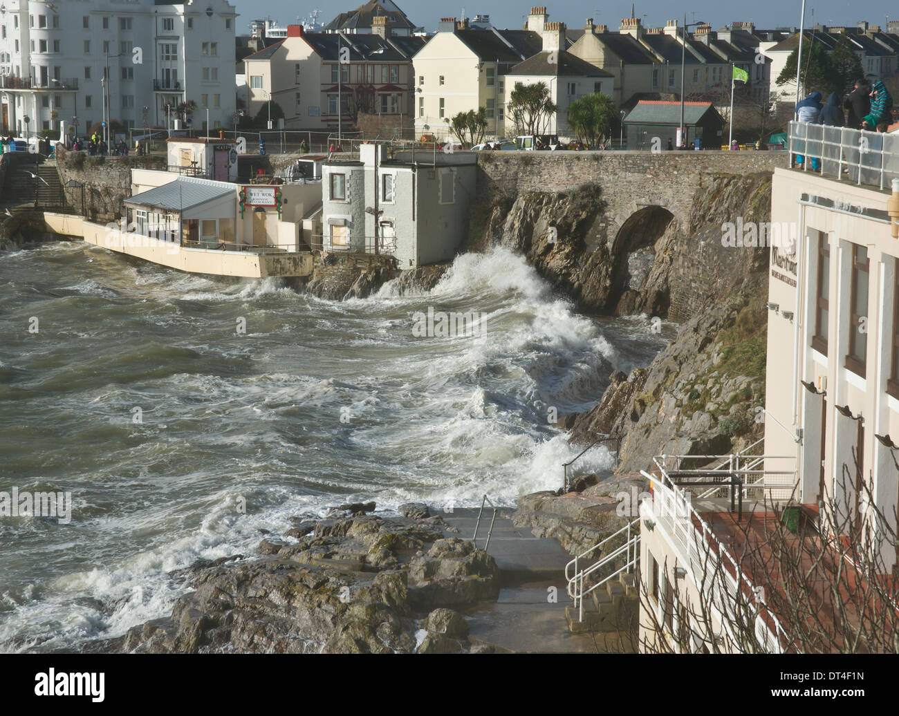 Plymouth, Devon, Regno Unito. 8 febbraio 2014. Venti forti e alte maree creare onde giganti e instabile dei mari, Plymouth Hoe, Devon, Inghilterra 8 febbraio 2014 Credit: Anna Stevenson/Alamy Live News Foto Stock