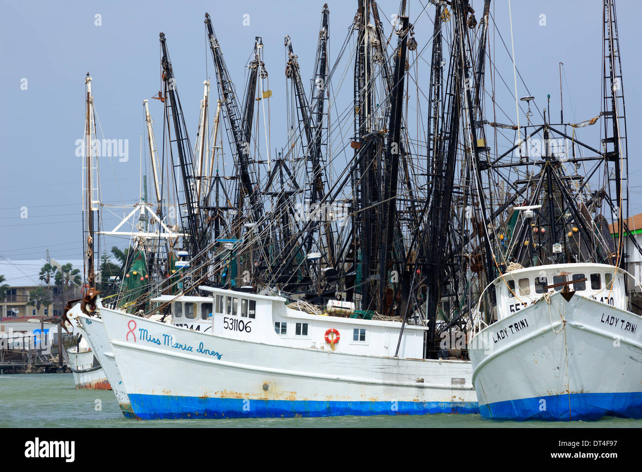Outrigger commerciali di pesca i pescherecci con reti da traino ormeggiata nel porto Isabel, Texas. Foto Stock