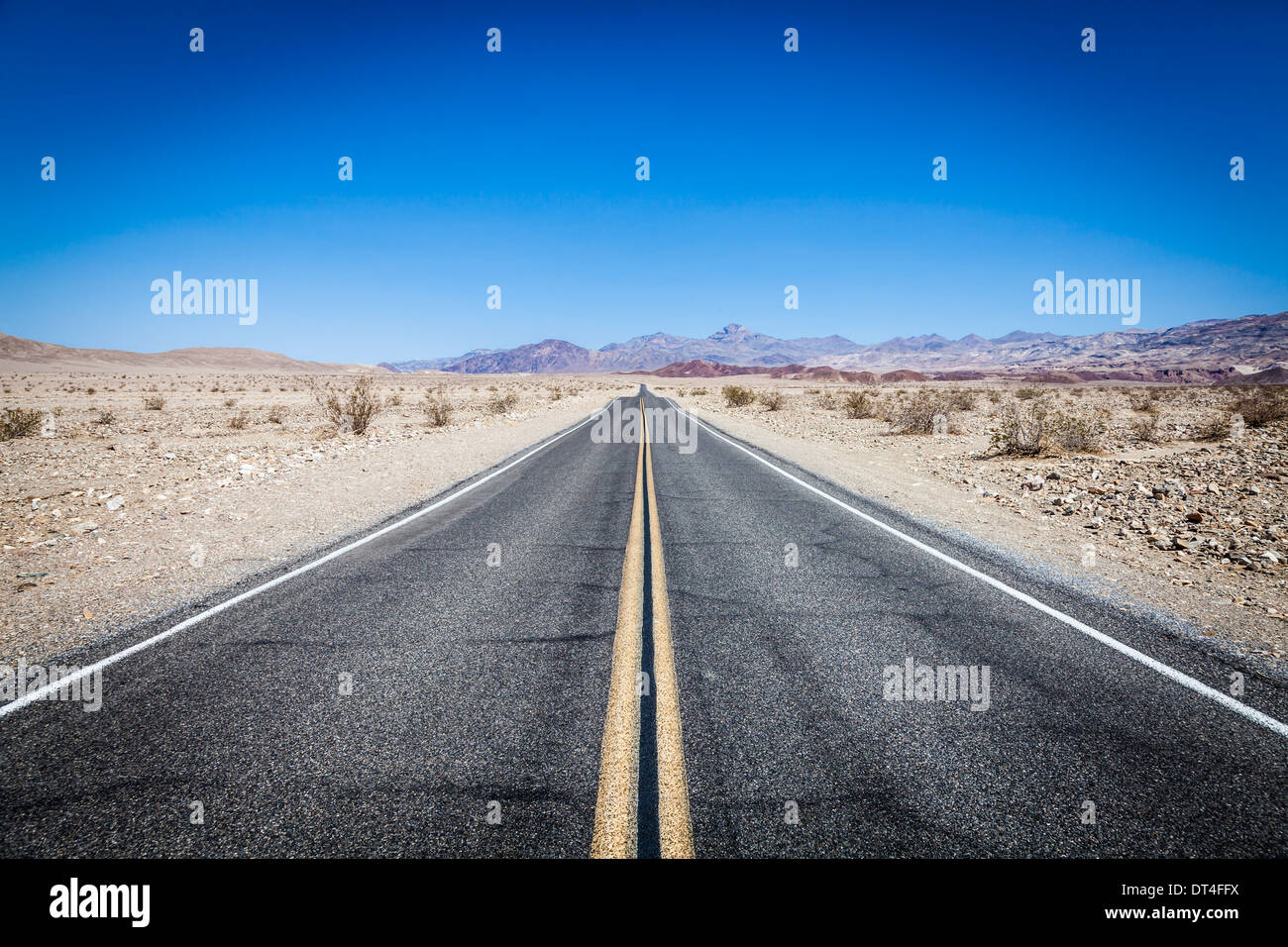 Prospettiva della strada nel mezzo della Valle della Morte del deserto, STATI UNITI D'AMERICA Foto Stock