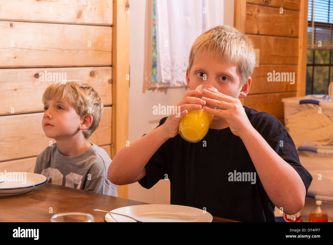 I bambini al tavolo per la colazione Foto Stock