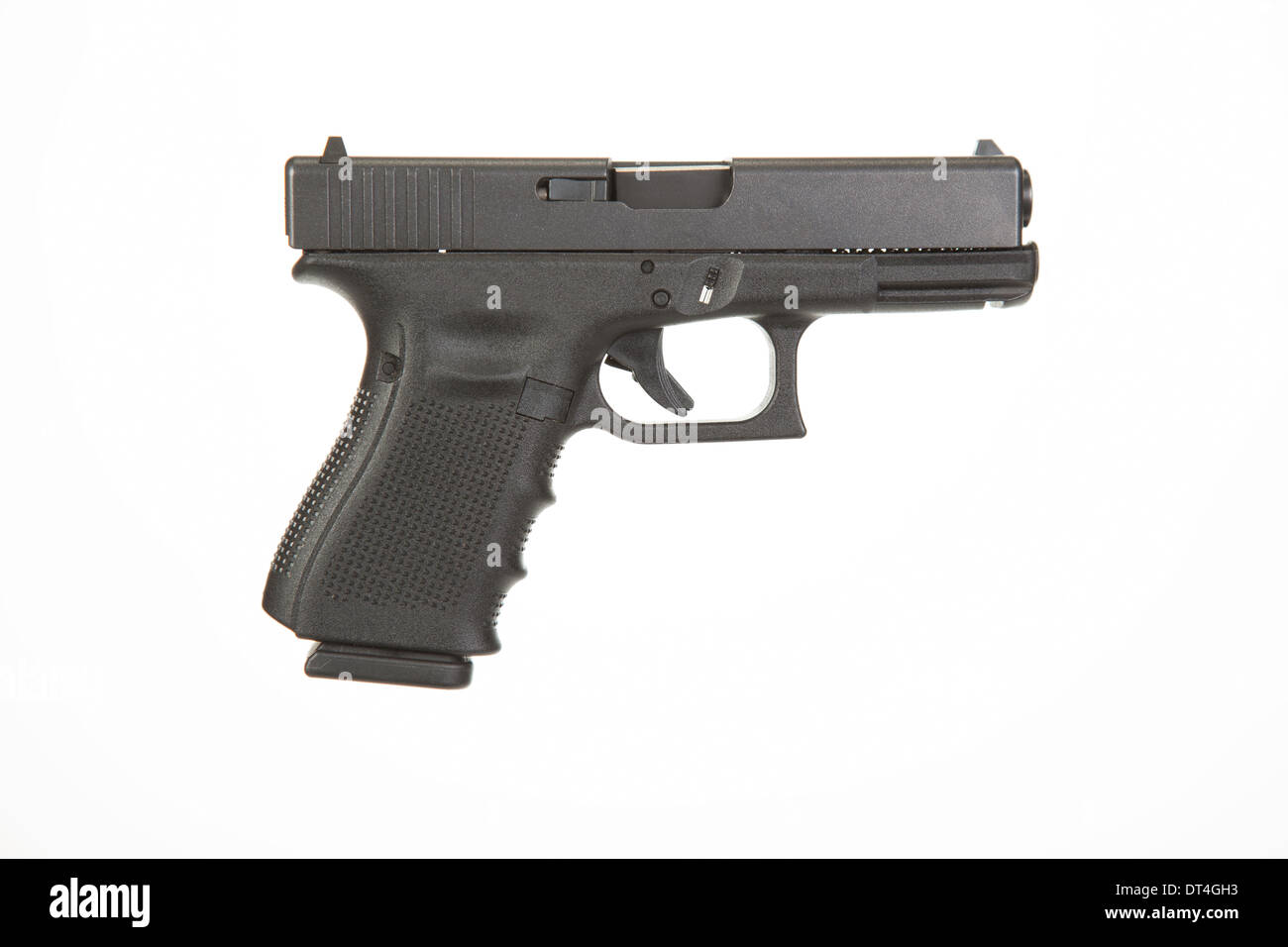 9 mm pistola su sfondo bianco con il percorso per una facile selezione. Foto Stock