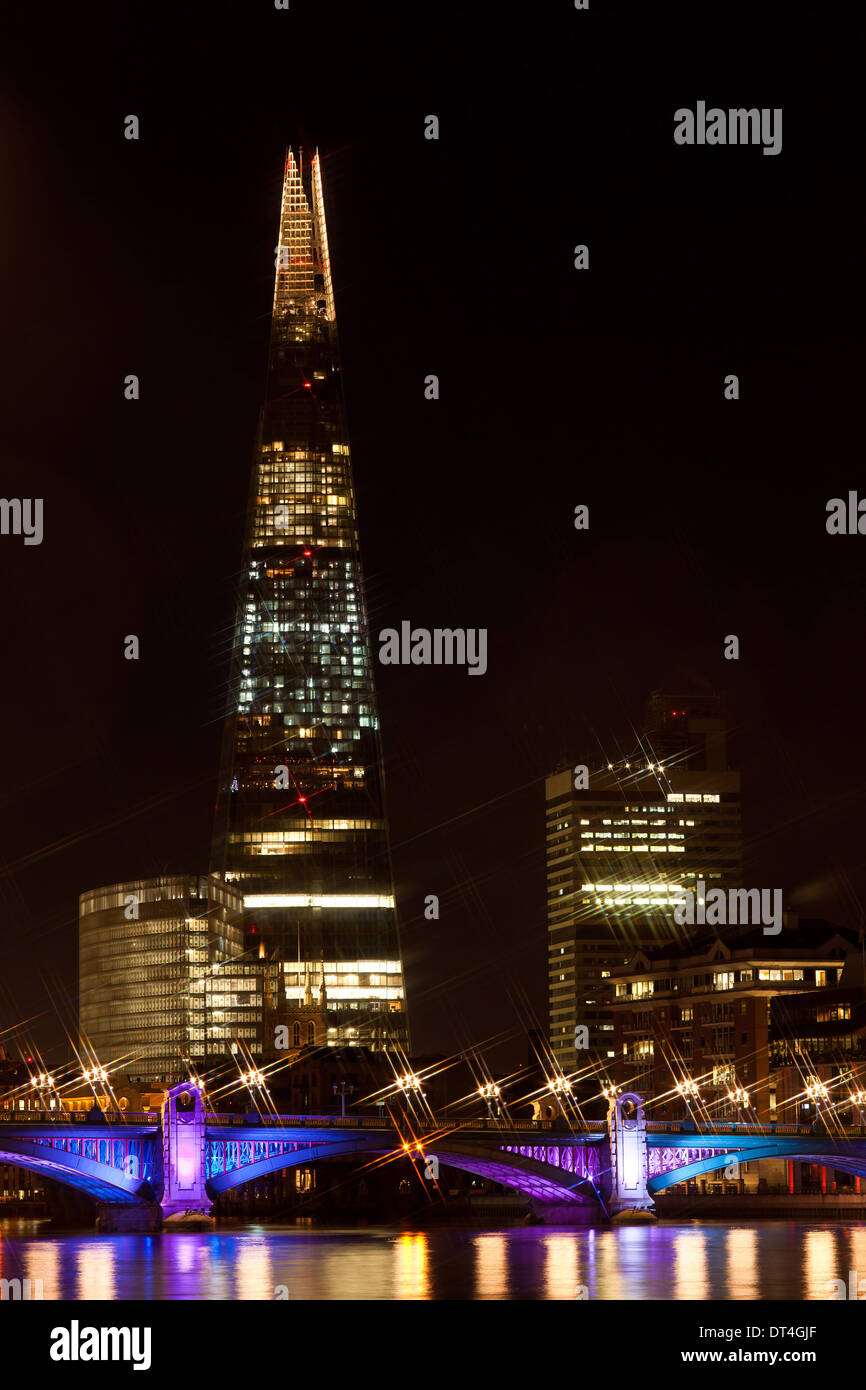 Notturna immagine colorata di Shard e del Tamigi Foto Stock