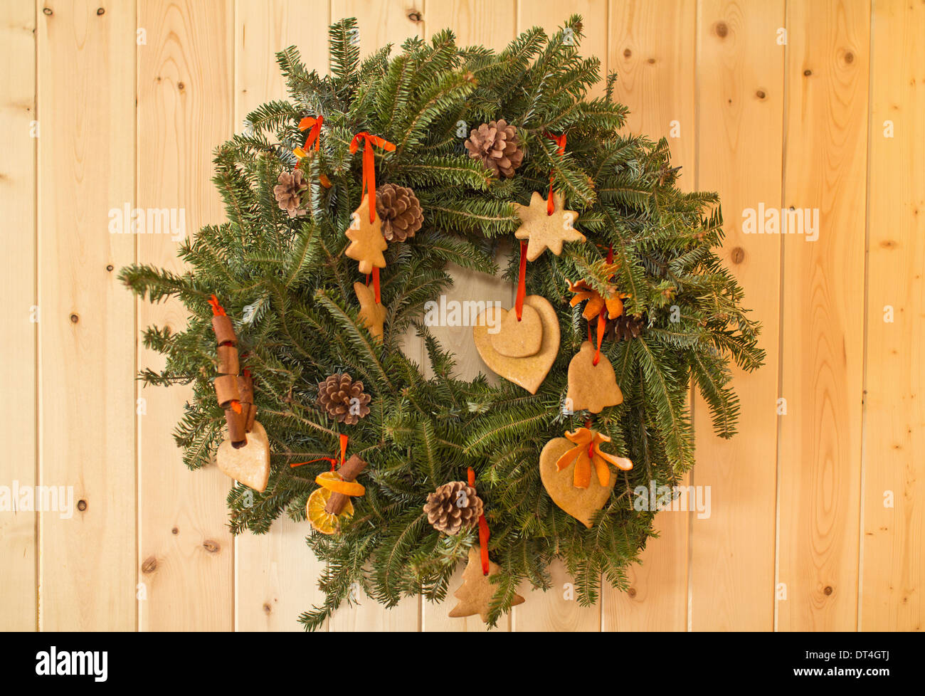Stile vintage una ghirlanda di Natale con le forme di biscotti di pan di zenzero immagini foto vendita per su Alamy orizzontale negli USA US ad alta risoluzione Foto Stock