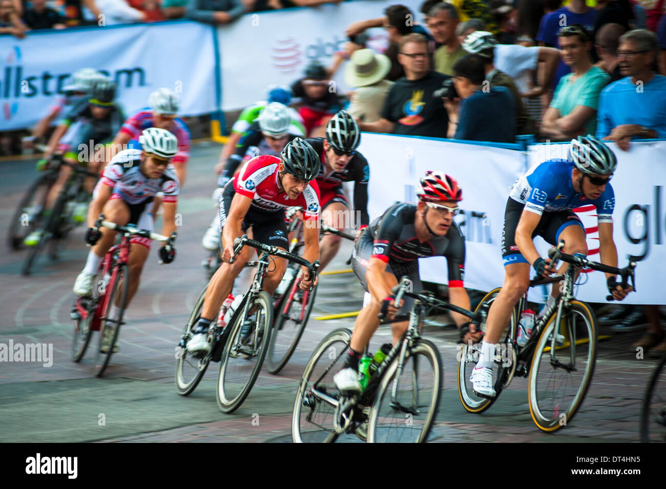Vancouver, British Columbia, - 10 Luglio: gli uomini e le donne di competere nel 2013 Gastown Grand Prix corsa di ciclismo, 10 luglio 2013. Foto Stock