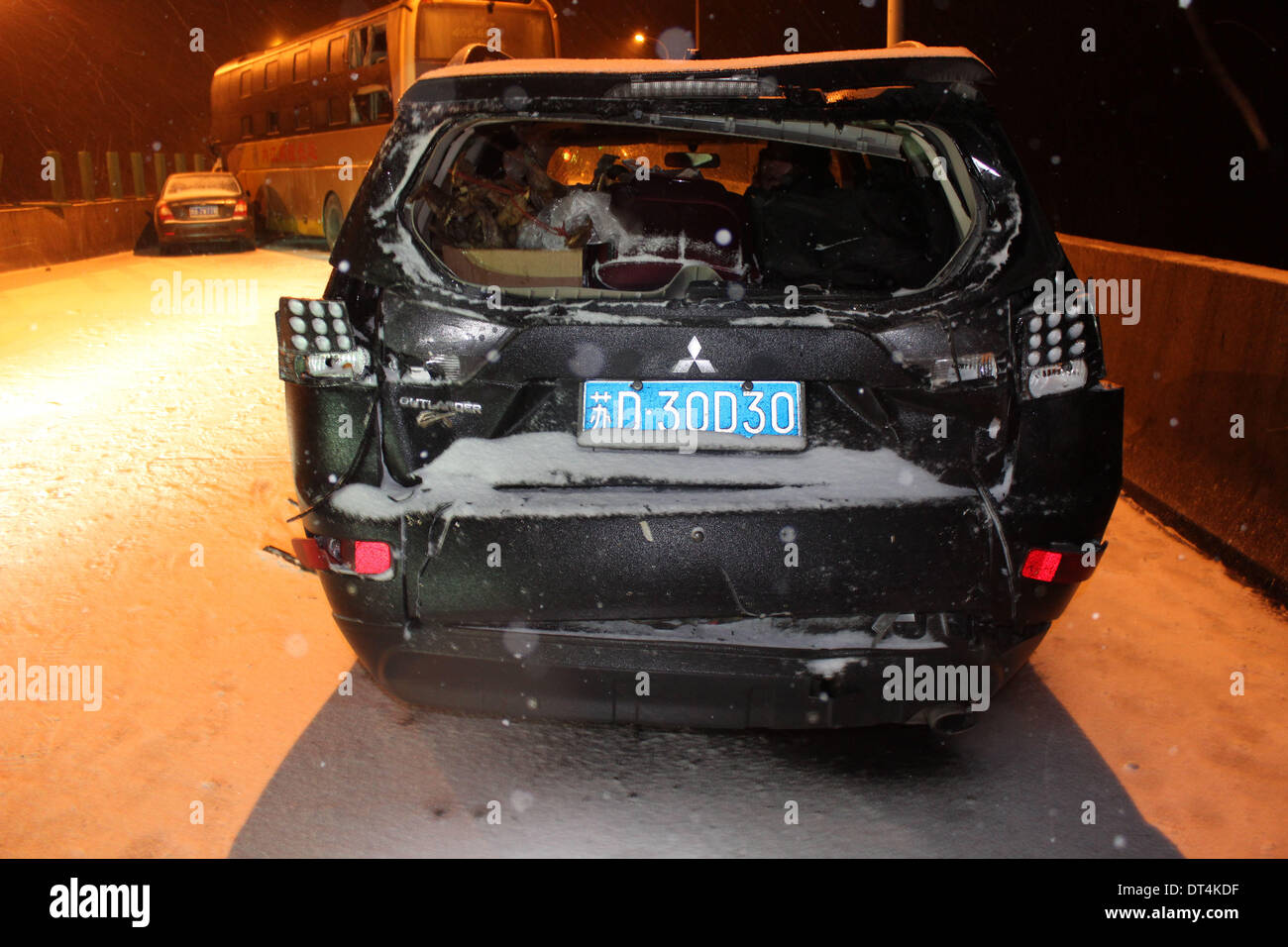 Lichuan. Il 9 febbraio, 2014. Foto scattata nel Febbraio 9, 2014 mostra una vettura si è schiantato in un incidente su Lichuan sezione di Huyu © Shanghai-Chongqing) Expressway in Cina centrale della provincia di Hubei. Incidenti causati da neve in Lichuan sezione del Huyu Expressway ha portato alla chiusura a due vie dell'Expressway dal sabato notte, causando migliaia di auto da cordare su strada. La superstrada è stata riaperta ma operando lentamente per la domenica mattina. (Egli Hanqiu/Xinhua/Alamy Live News Foto Stock