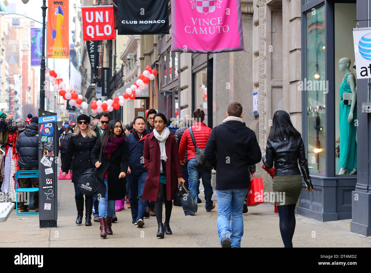 Persone che camminano lungo Broadway nel quartiere SoHo del centro di Manhattan, New York, 2 febbraio 2014 Foto Stock