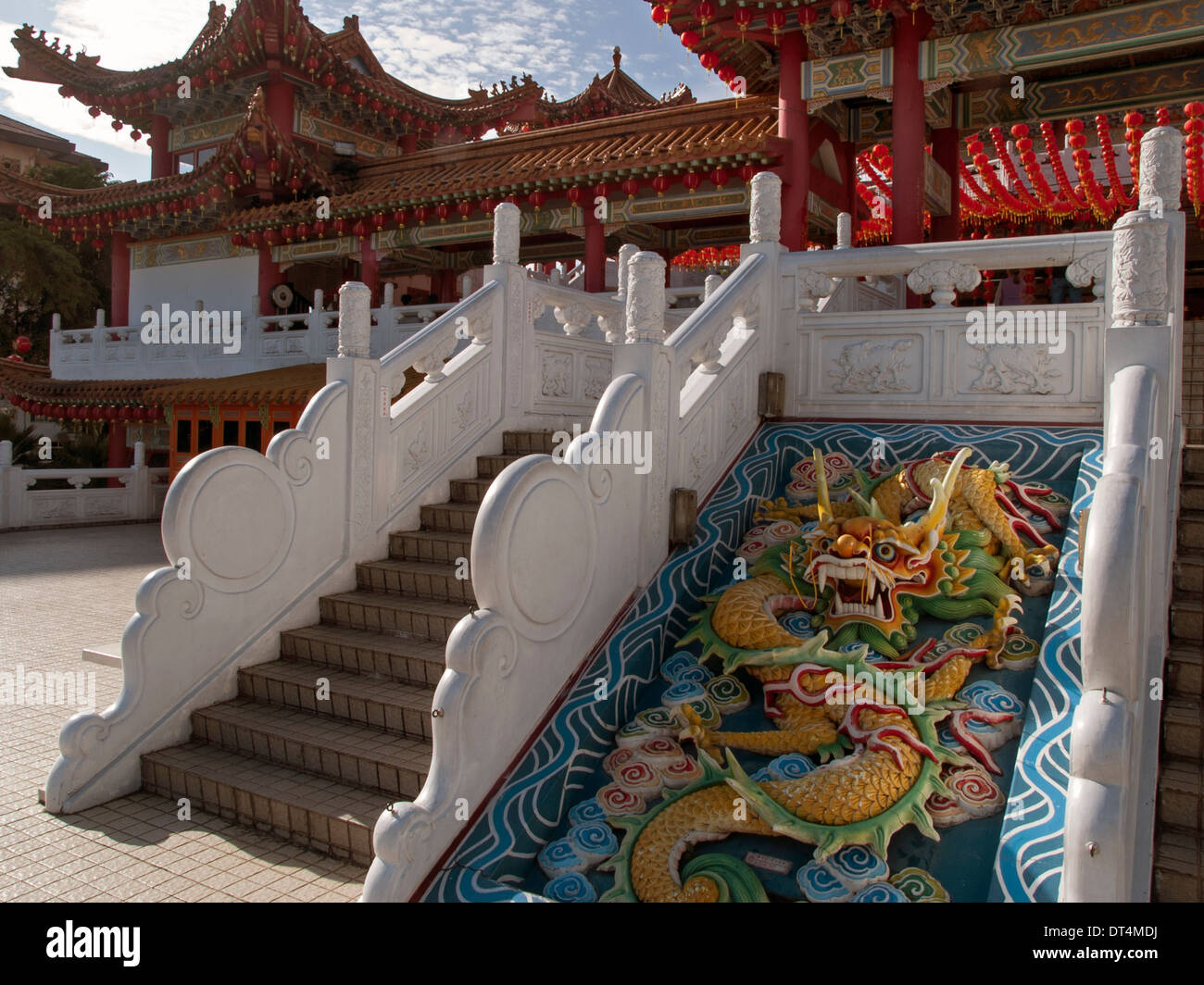 Un feroce e colorato drago è in fiocchi da scalinate in un cinese taoista tenple in Malaysia. Foto Stock