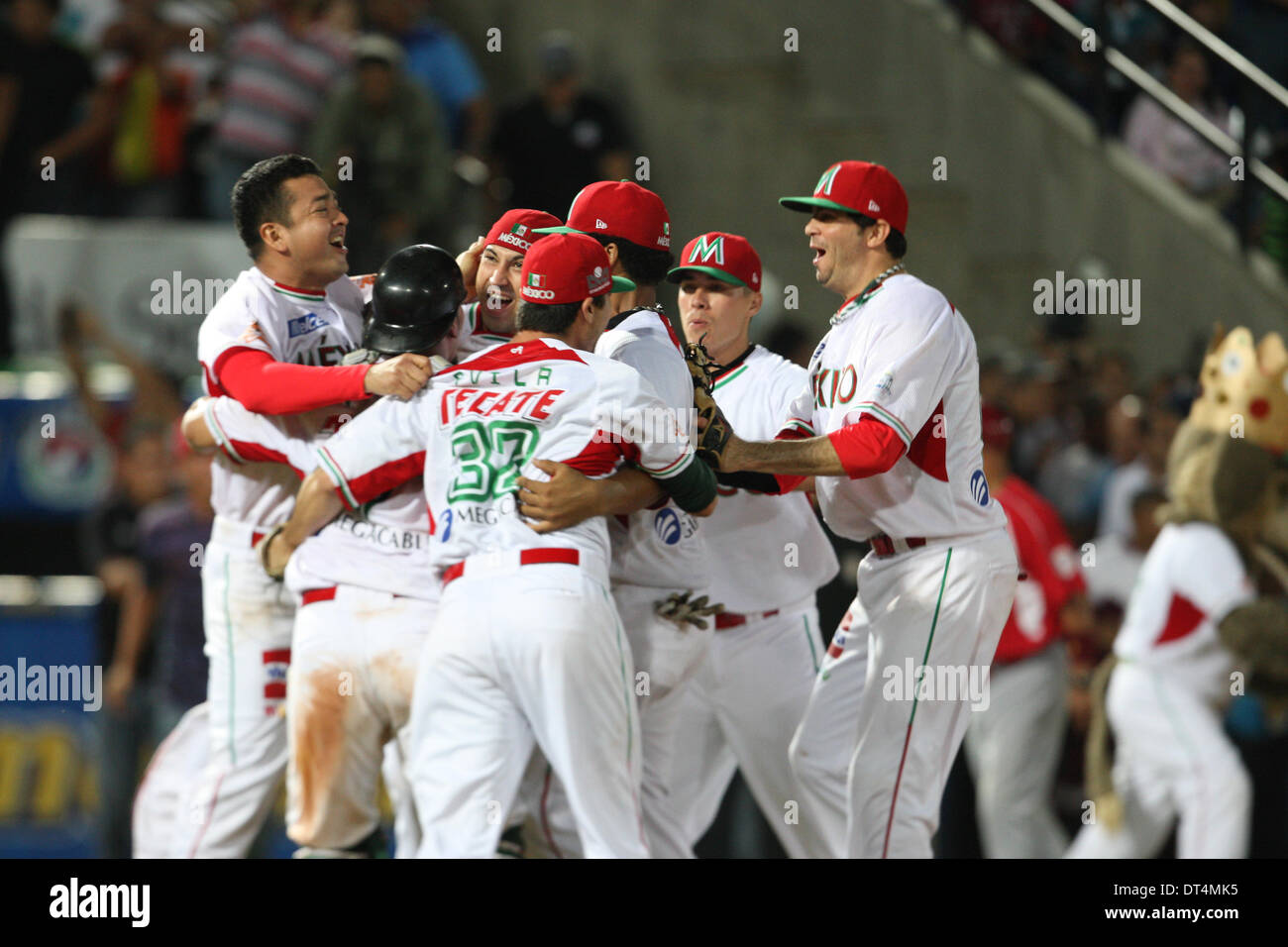 Margarita, Venezuela. 8 Feb 2014. I giocatori del Messico celebrano la loro vittoria dopo la finale del 2014 Caraibi Baseball serie contro Puerto Rico, tenutosi a Nueva Sparta Stadium, in Isola di Margarita, Venezuela, il 8 febbraio 2014. © Carlos Ramirez/Xinhua/Alamy Live News Foto Stock