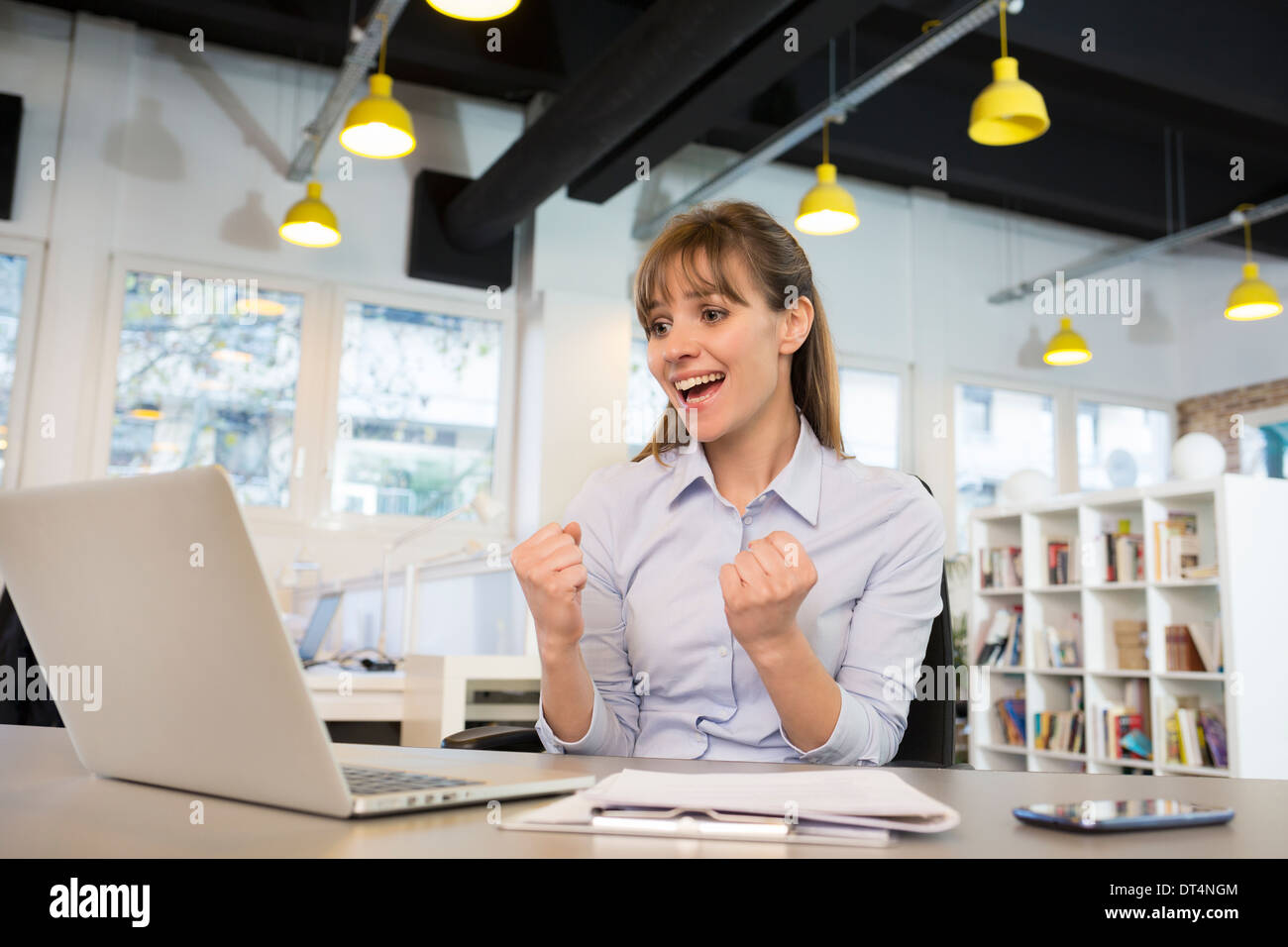 Sorridente donna business desk allegro soddisfazione Foto Stock