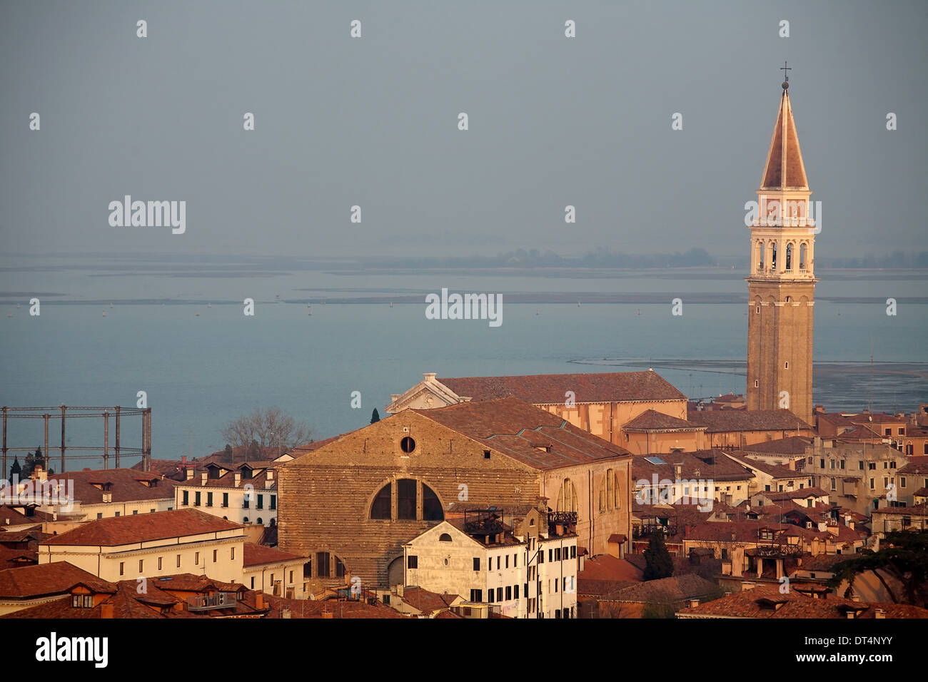 Vista dall'alto panorama delle vecchie case e tetti rossi su Venezia Foto Stock