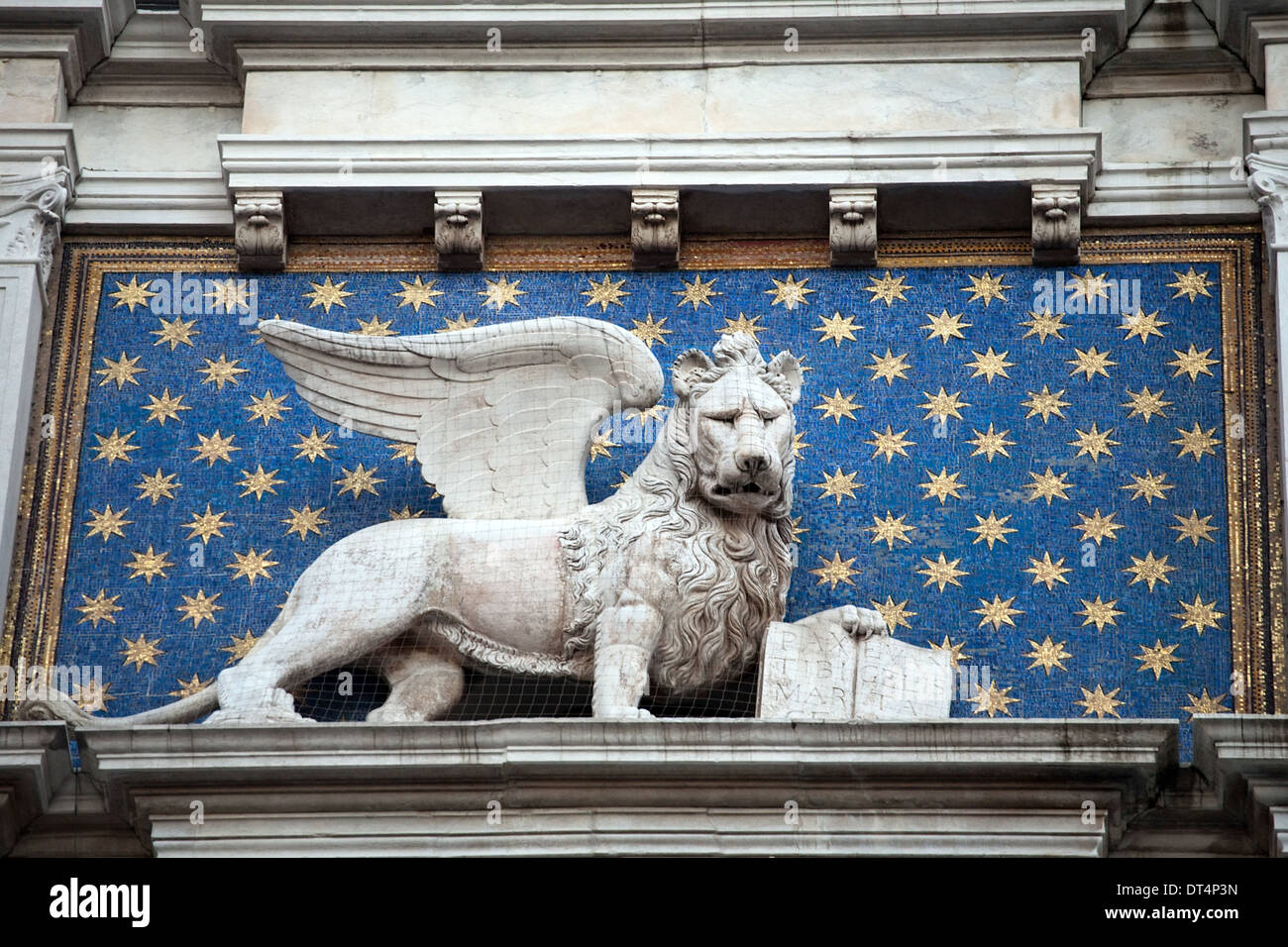 San Marco leone alato con il libro sulla torre dell orologio facciata, Venezia, Italia Foto Stock