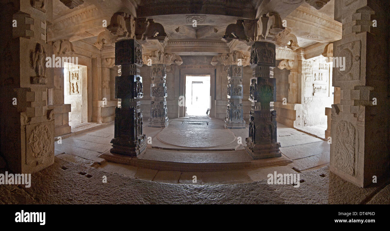 Una vista panoramica della parte interna del Tempio Hazarama di Hampi in India. Foto Stock