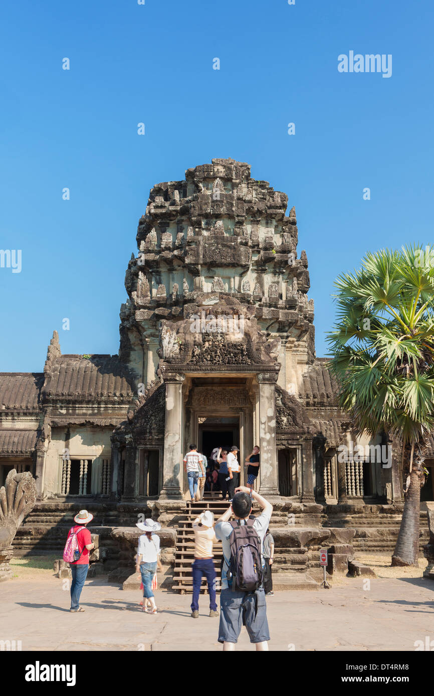 Scattare foto della gopura all'entrata occidentale di Angkor Wat, Cambogia Foto Stock