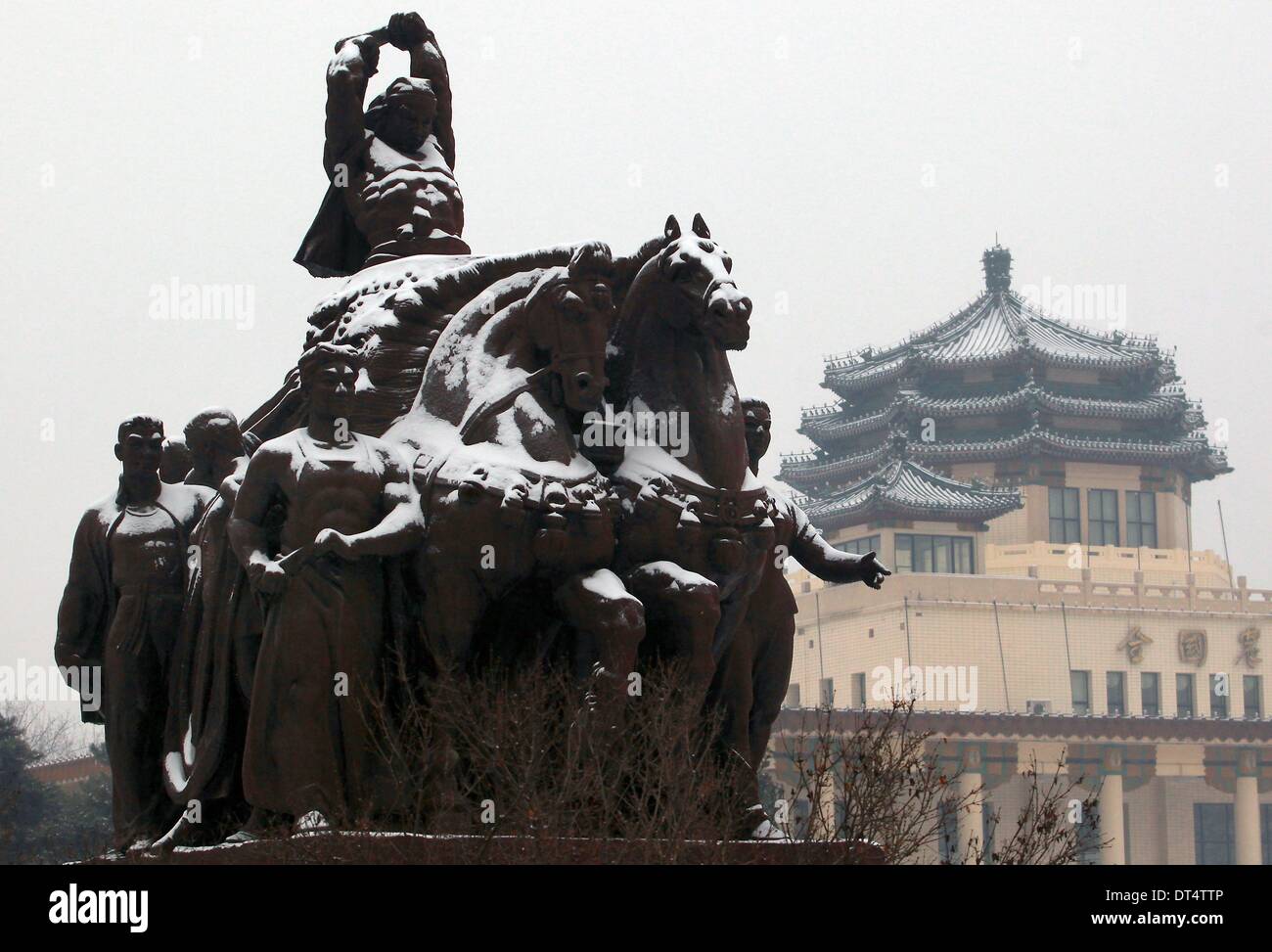 Pechino, Cina. 7 febbraio, 2014. La neve copre una rivoluzione culturale statua nei pressi di un centro espositivo a Pechino il 7 febbraio 2014. È la prima neve per colpire la Cina del capitale in quanto l'inverno è iniziato lo scorso anno. © Stephen rasoio/ZUMAPRESS.com/Alamy Live News Foto Stock
