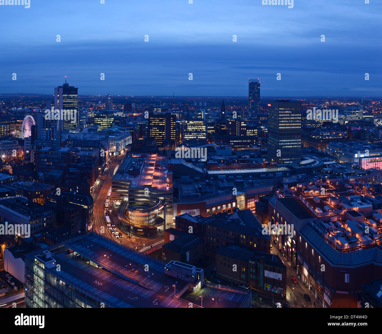 Il centro città di Manchester a notte incluso il Centro Commerciale Arndale e Printworks Foto Stock
