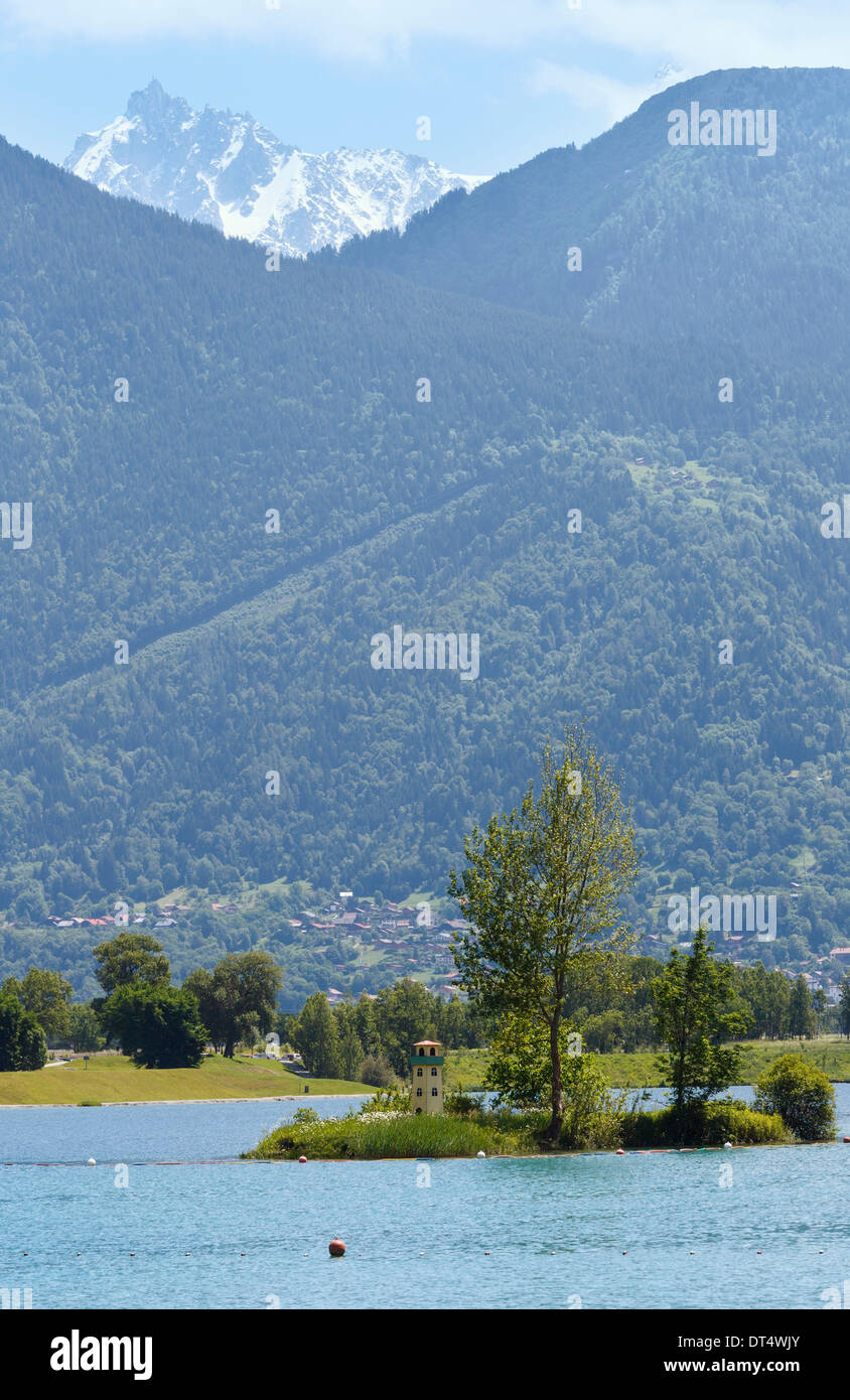 Il lago di Passy e Mont Blanc montagna del massiccio summer view (Chamonix, Francia). Foto Stock
