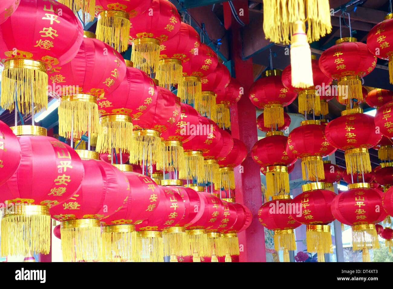 Lanterne rosse in un Cinese Tempio Buddista fuori Toronto, Canada Foto Stock
