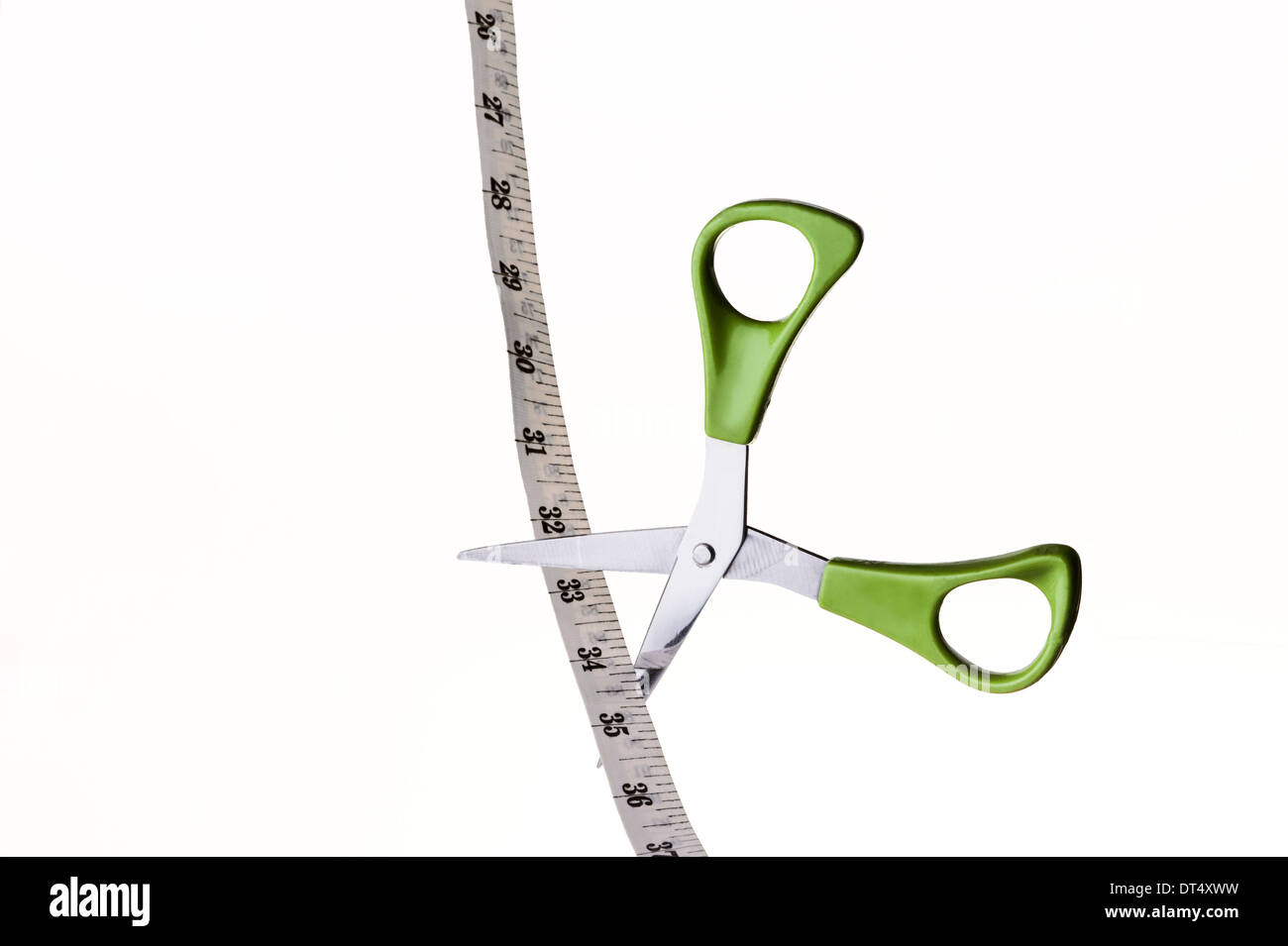 Forbici il taglio di un nastro di misurazione. La perdita di peso, ridurre. Foto Stock