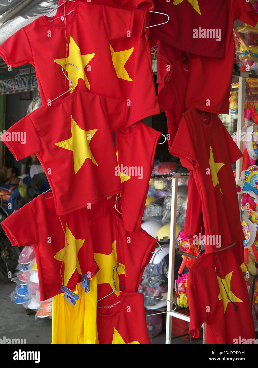 Cambogiano di T Shirts decorate con bandiera nazionale Foto Stock