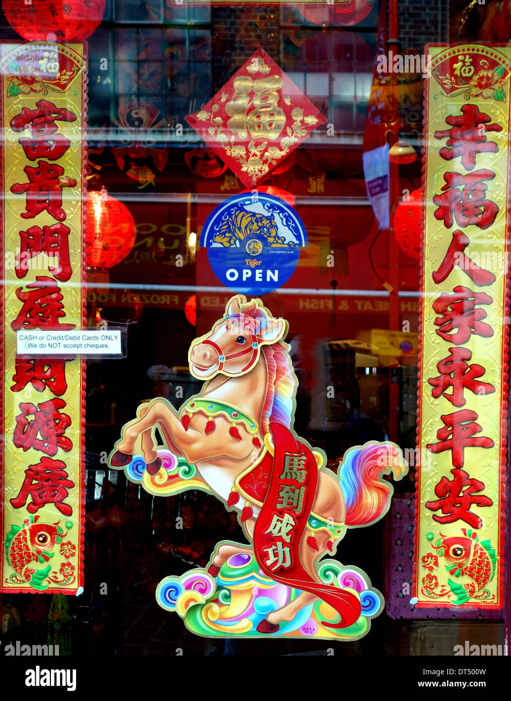 Anno cinese del cavallo segno nella finestra di Chinatown, Londra Foto Stock