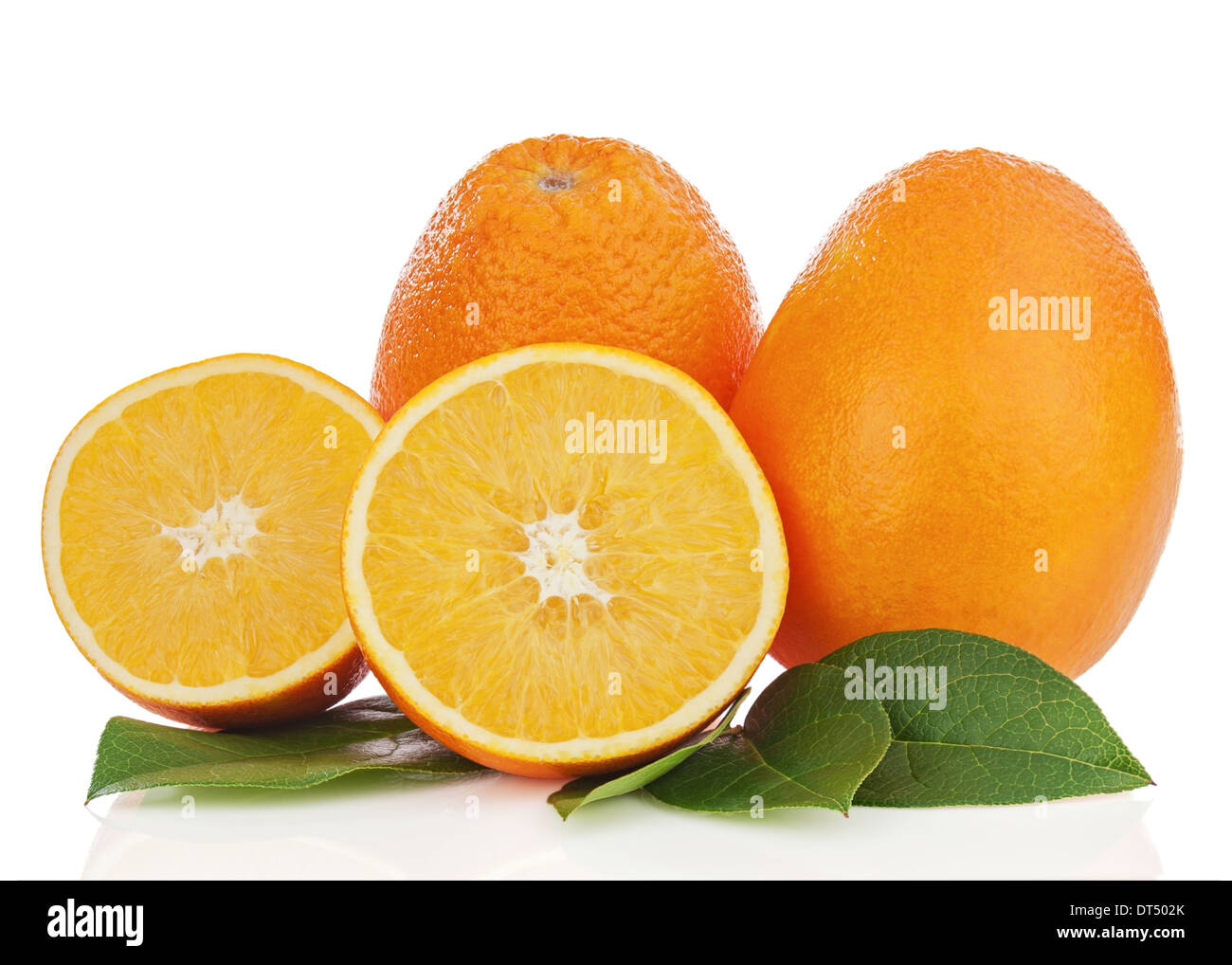 Orange frutti con foglie verdi isolati su sfondo bianco. Primo piano. Foto Stock