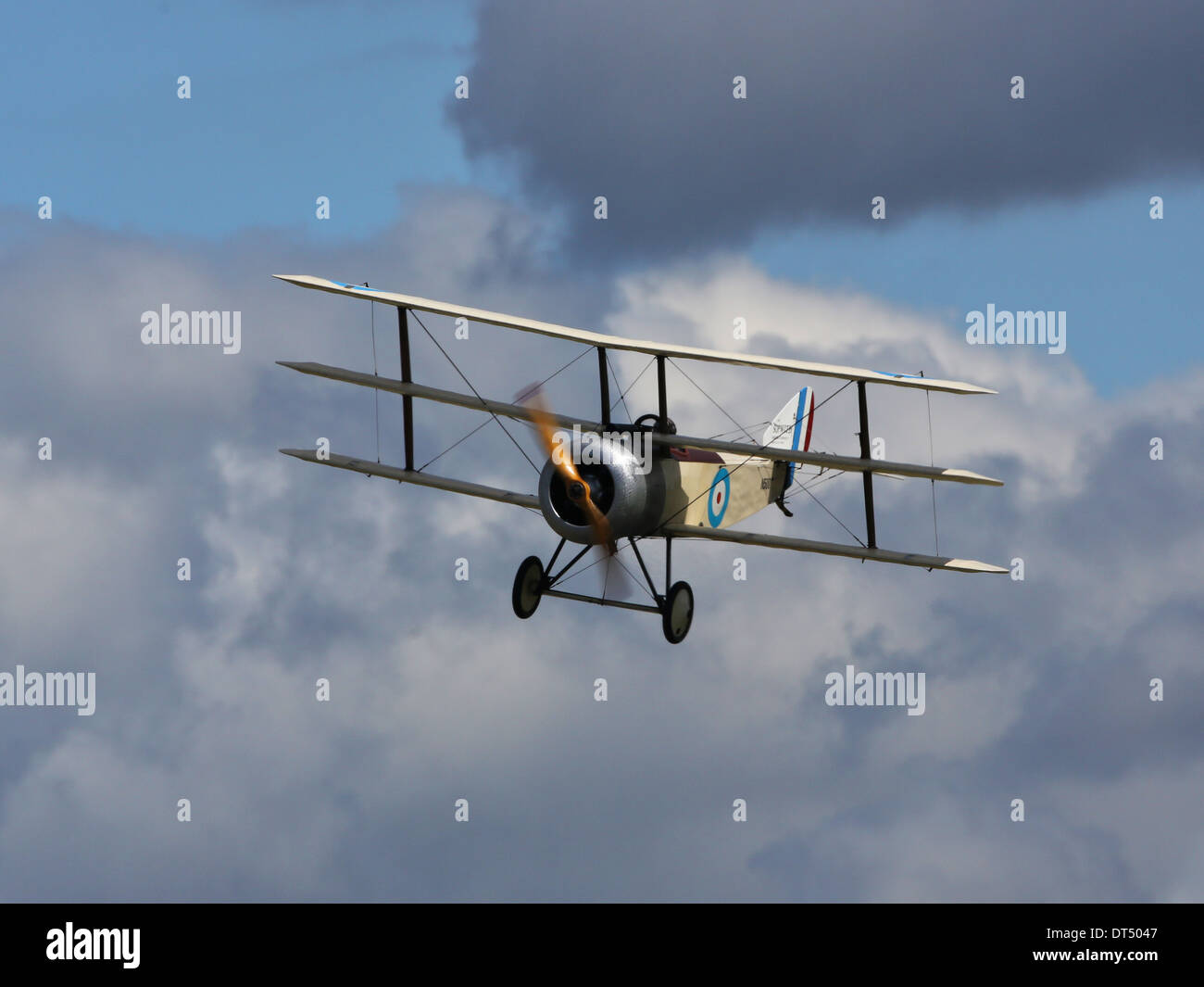 Triplano Sopwith Prima guerra mondiale degli aerei da caccia replica battenti a Dunsfold 'Ali e ruote Airshow" Foto Stock