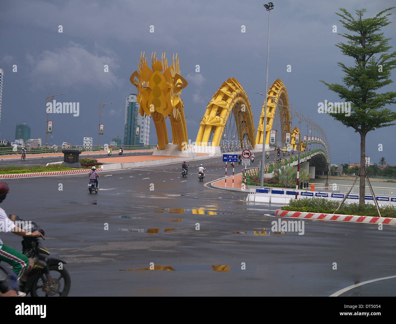 Hue Vietnam dragon bridge Foto Stock