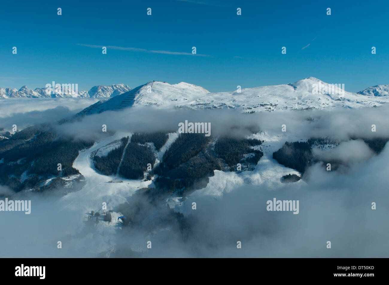 Alpine gamme della montagna visibile attraverso la parte pianeggiante e nuvole Foto Stock