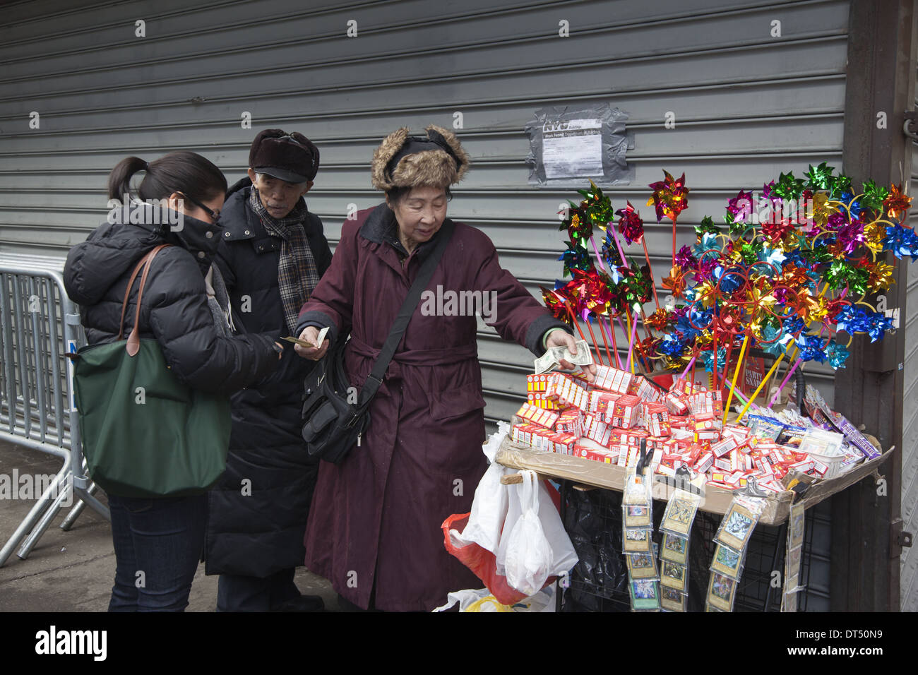 Donna anziana la vendita di oggetti per il nuovo anno cinese sulla strada a Chinatown, in New York City. Foto Stock
