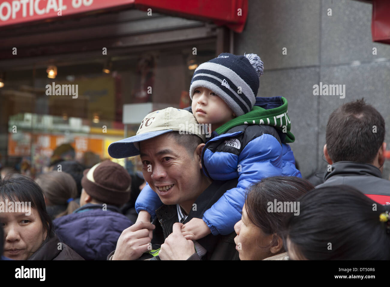 Padre e figlio nel nuovo anno cinese parade di Chinatown, NYC. Foto Stock