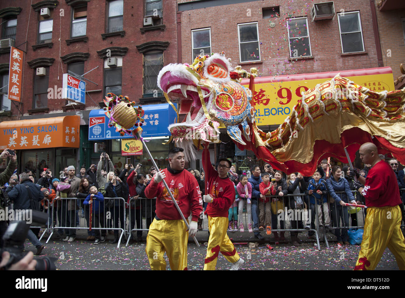 Dragon ballerini sono un highlight del nuovo anno cinese Parade di Chinatown, New York City. Foto Stock