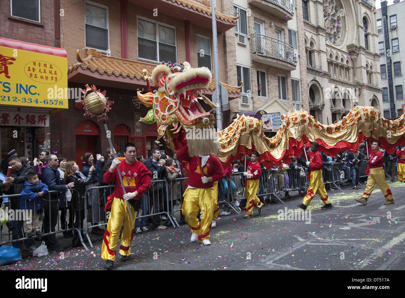 Dragon ballerini sono un highlight del nuovo anno cinese Parade di Chinatown, New York City. Foto Stock