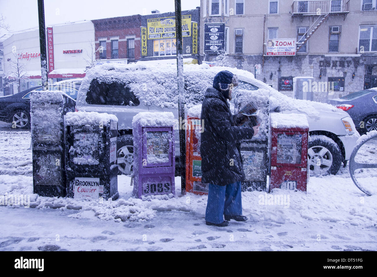 Distributori di giornali nella neve lungo la Chiesa Avenue nel quartiere Kensington di Brooklyn, New York. Foto Stock