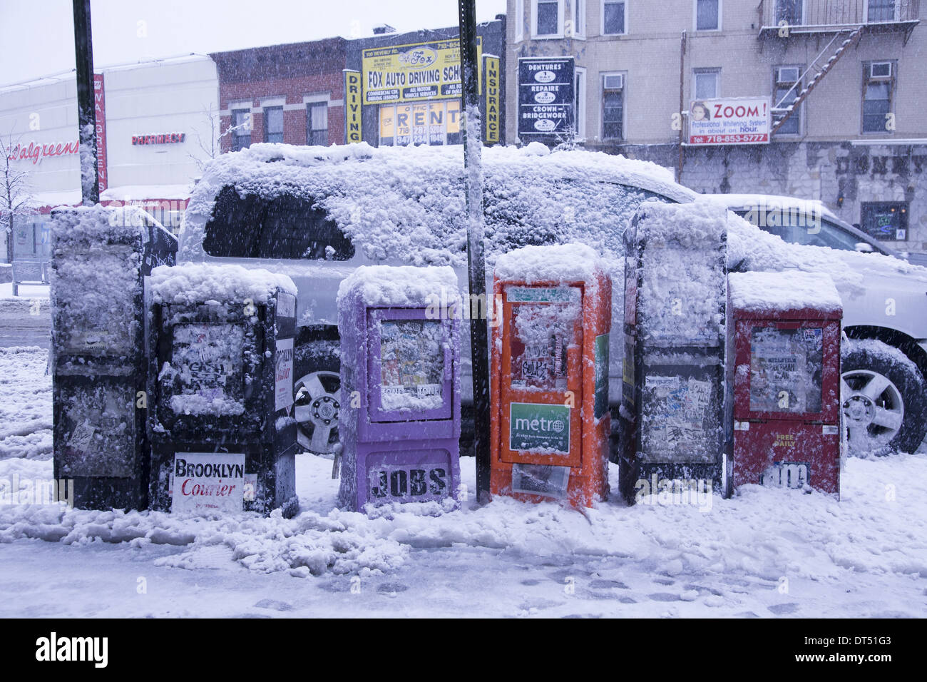 Distributori di giornali nella neve lungo la Chiesa Avenue nel quartiere Kensington di Brooklyn, New York. Foto Stock