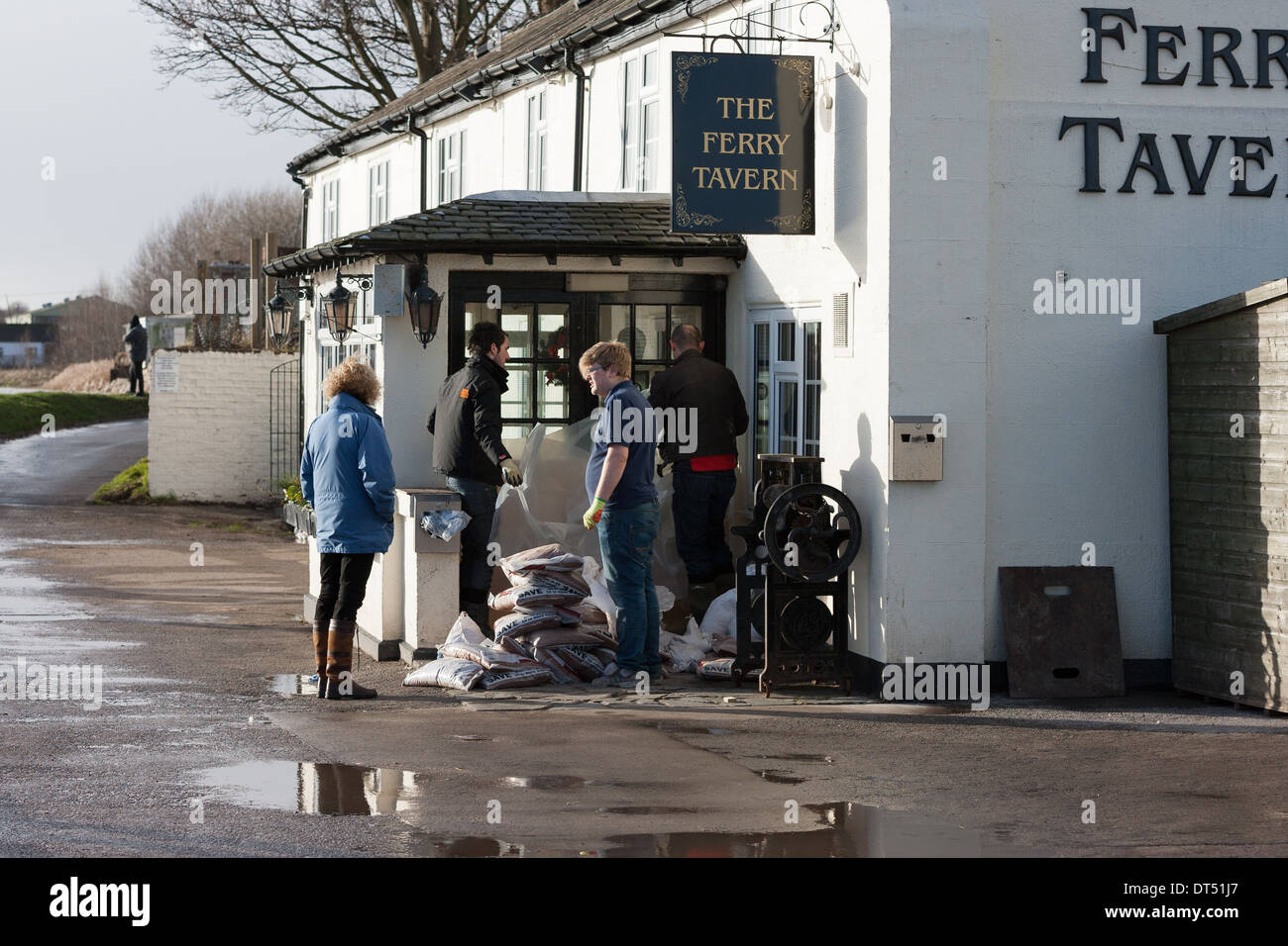 Il personale presso la taverna del traghetto pub nel Cheshire preparare la difesa avanti atteso di allagamento. Foto Stock