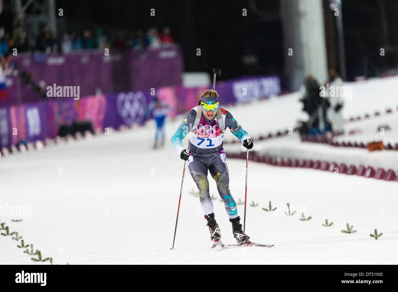 Sochi, Krai Krasnodar, Russia. 8 Feb 2014. . Sergey NAUMIK (KAZ) si avvicina al traguardo durante il maschile di Biathlon 10km Sprint Laura Sci Nordico &AMP; Centro Biathlon - XXII Giochi Olimpici Invernali Foto Stock