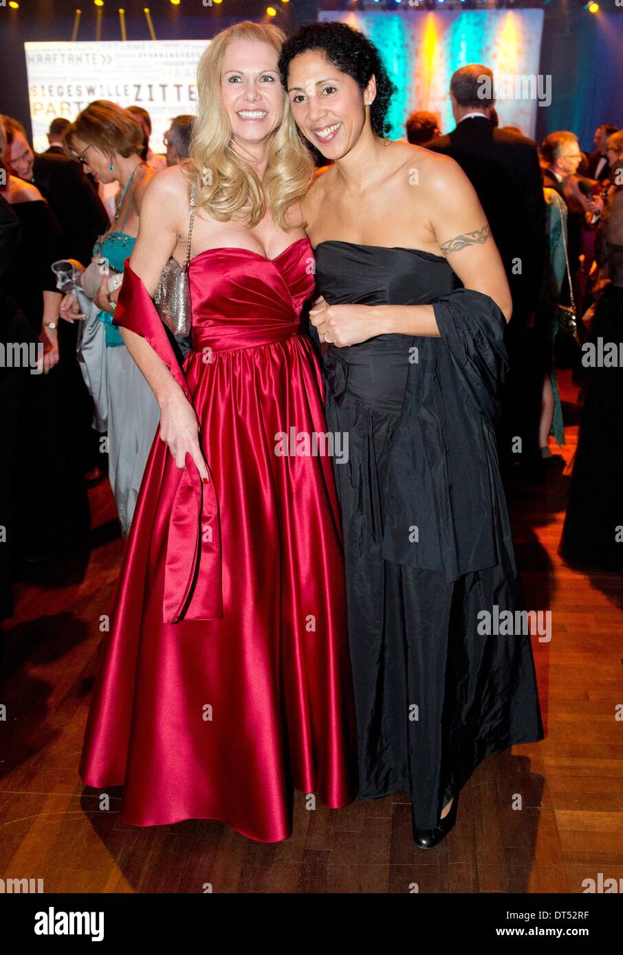 Wiesbaden, Germania. 08 feb 2014. Soccer Steffi Jones (R) e partner Nicole Parma frequentare la quarantaquattresima "Ball des Sports (Sport palla) in Wiesbaden, Germania, 08 febbraio 2014. Questo anno il motto è "prung nach Sotschi' (Vai a Sochi). Foto: Boris Roessler/dpa/Alamy Live News Foto Stock