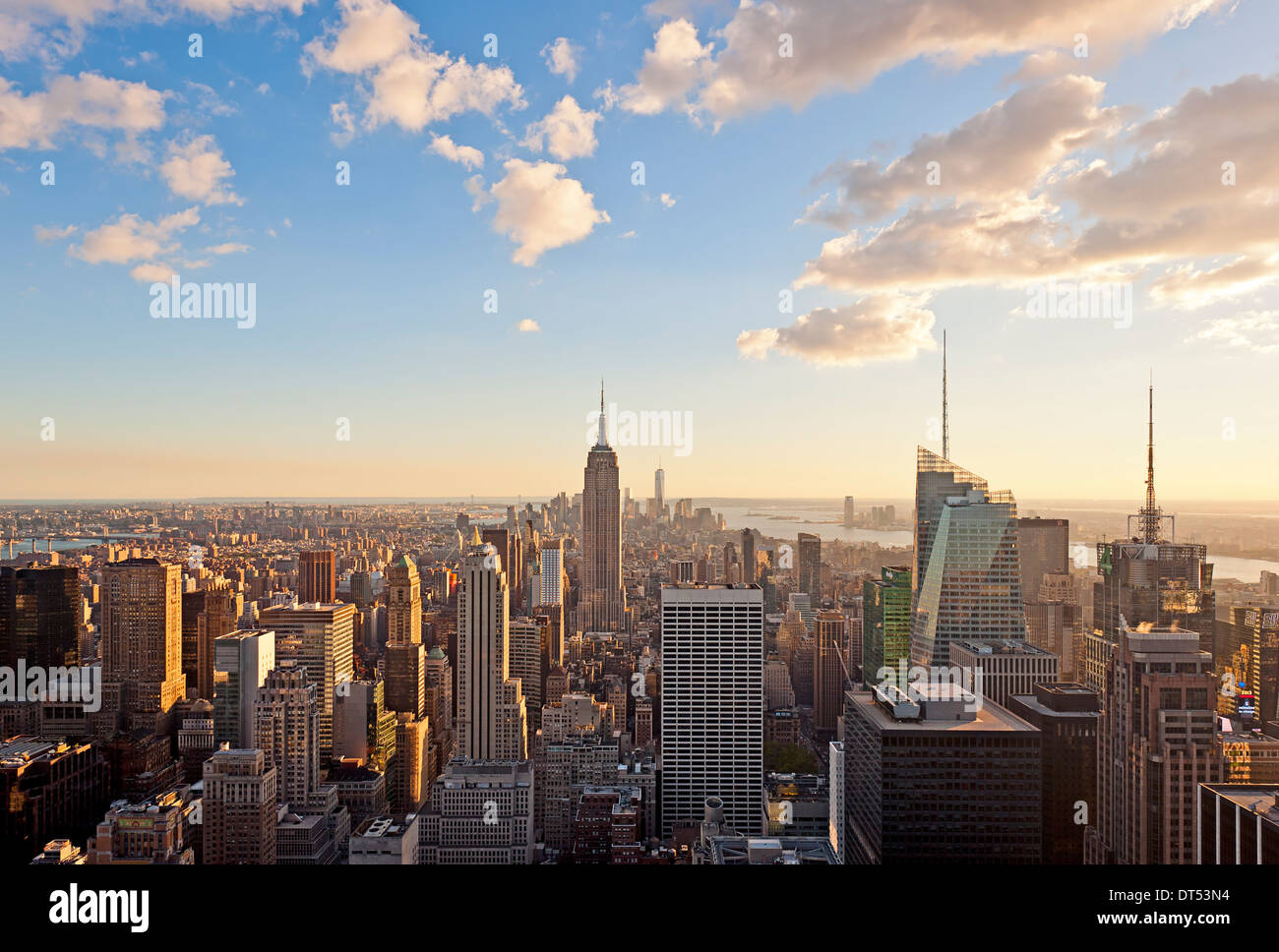 Skyline di New York Manhattan New York skyline della città Empire State Building visualizzare di nuovo al tramonto Foto Stock