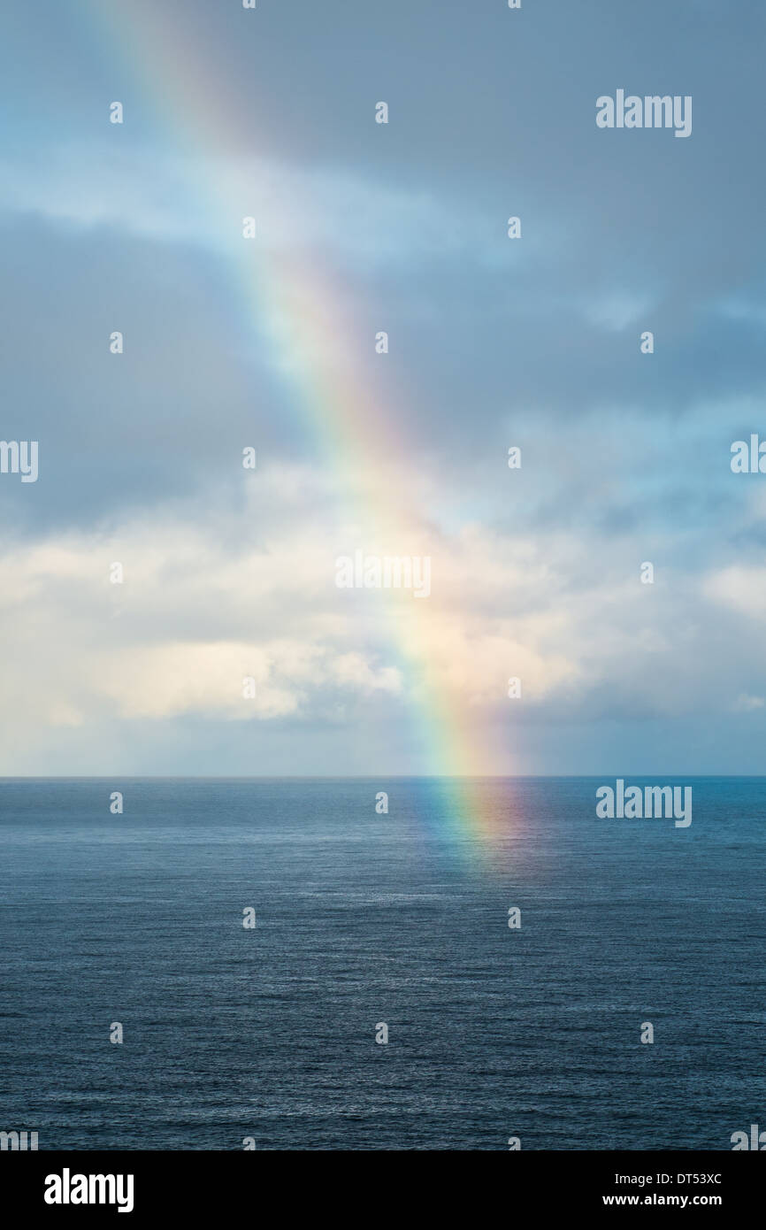 Rainbow su un mare blu. Foto Stock